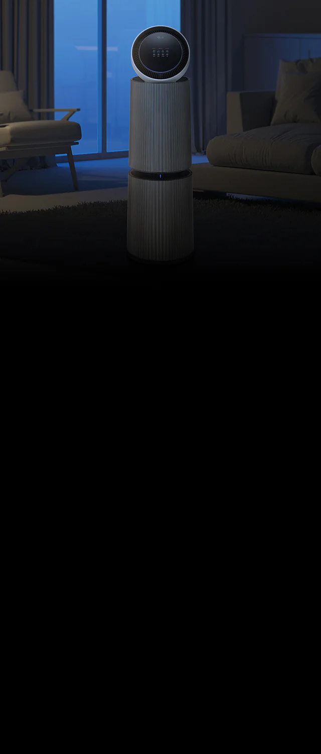 어두운 거실 공간에 LG 퓨리케어 AI 오브제컬렉션 360˚ 공기청정기가 놓여 있습니다. 주변에는 소파와 의자가 배치되어 있고, 큰 창문을 통해 푸른빛이 들어옵니다.
