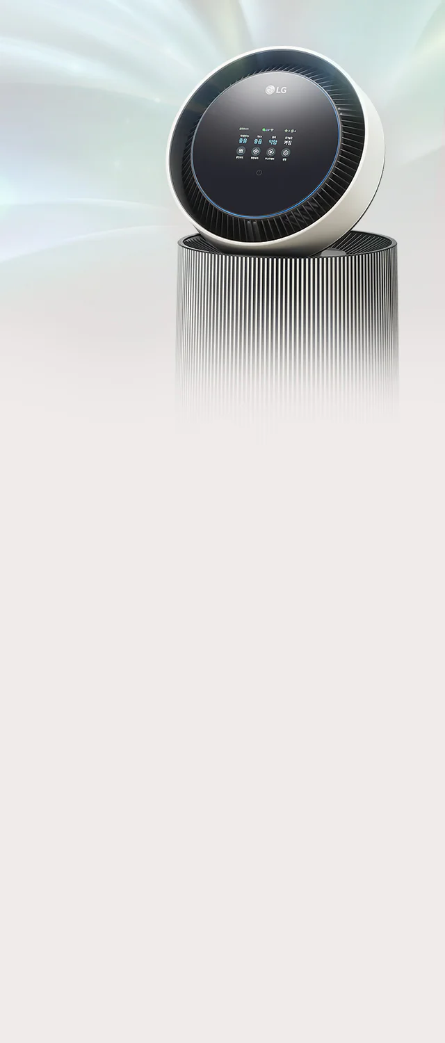 LG 퓨리케어 AI 오브제컬렉션 360˚ 공기청정기의 상단 디스플레이가 확대되어 보입니다. 미세먼지 매우 나쁨, 가스 보통, 냄새 약함, 공기살균 켜짐 등의 상태가 표시되어 있으며, 주변에는 운전모드, 청정세기, 부스터제어, 설정 아이콘 등이 보입니다. 공기청정기에서 토출된 청정한 공기의 흐름을 푸른색으로 표현하여 시각적으로 보여주고 있습니다.