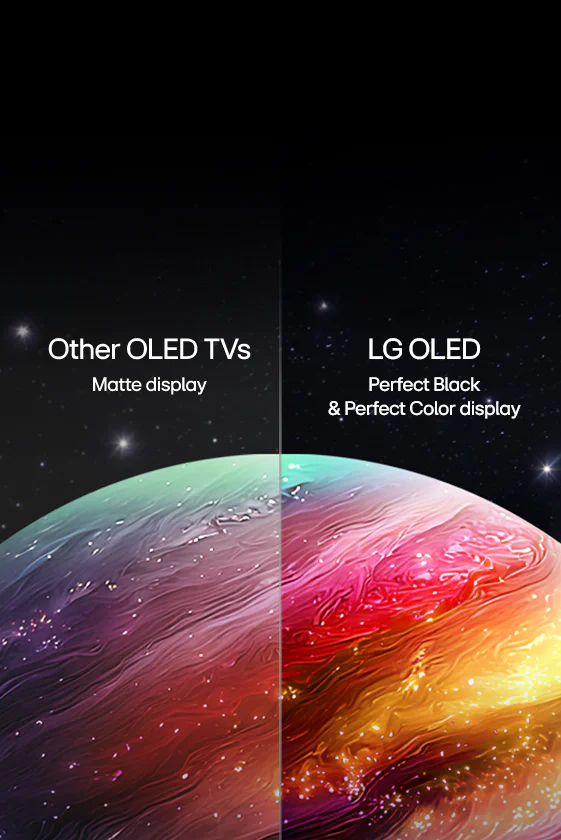 중앙의 수직선을 경계로 디스플레이의 효과를 비교해 보여주는 이미지입니다. 왼쪽은 'Other OLED TVs Matte display'라는 문구와 함께 차분하고 부드러운 색감의 행성 모습이 보이며, 오른쪽은 'LG OLED Perfect Black & Perfect Color display'라는 문구와 함께 대비가 명확하고 선명하며 화려한 색감의 행성 모습이 대조를 이루고 있습니다.