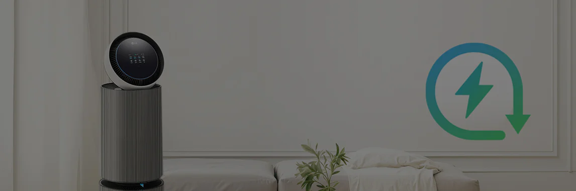 LG 퓨리케어 AI 오브제컬렉션 360˚ 공기청정기가 거실에 놓여 있고 커튼, 소파, 식물이 보입니다. 파란색과 초록색으로 그라데이션된 화살표와 번개 모양의 절전 아이콘이 있습니다.