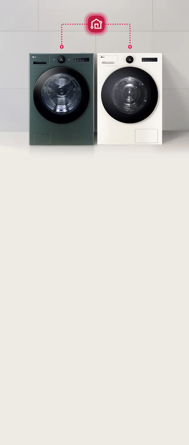 두 대의 드럼세탁기가 나란히 배치되어 있으며, 왼쪽은 짙은 녹색, 오른쪽은 흰색입니다. 두 제품 모두 앞면에 큰 원형의 투명한 도어가 있으며, 도어 위에는 조작 버튼과 디스플레이가 위치해 있습니다. 상단 중앙에는 스마트홈 연결을 나타내는 아이콘이 있으며, 두 세탁기와 점선으로 연결되어 있습니다. 벽은 회색 타일로 마감되어 있습니다.