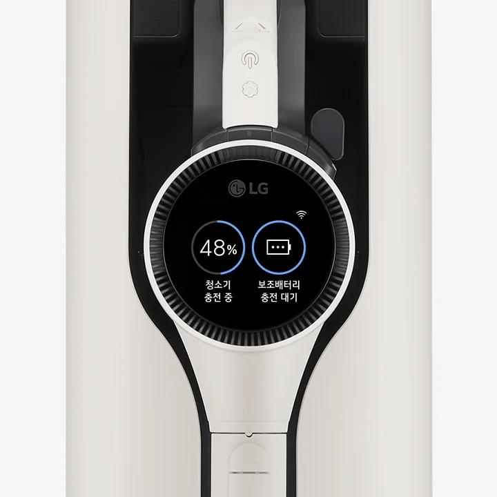 이미지는 LG 로고가 있는 원형 디스플레이를 보여줍니다. 디스플레이에는 48%라는 숫자와 함께 청소기 충전 중, 보조배터리 충전 대기라는 텍스트가 표시되어 있습니다. 배경은 금속성 재질로 보이며, 상단에 전원 버튼과 조작 버튼이 있습니다.