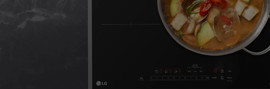 검은색 인덕션 레인지 위에 냄비가 놓여 있으며, 냄비 안에는 다양한 채소와 국물이 담겨 있습니다. 인덕션 레인지의 조작 패널에는 전원, 잠금, 0.5L, 1.0L, 1.5L, 타이머, 와이파이 등의 텍스트가 표시되어 있습니다. 냄비는 투명한 국물과 함께 여러 가지 재료가 보입니다. 배경은 어두운 색상의 대리석 무늬입니다.