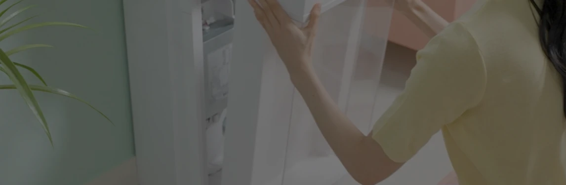 사람이 뷰케이스를 열고 있는 모습입니다. 뷰케이스 옆에는 초록색 식물이 보입니다.