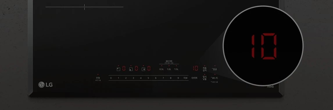 검은색 전기레인지 패널이 있으며, 디지털 숫자 표시창에 빨간색으로 10이 표시되어 있습니다. 패널에는 전원, 잠금, 타이머, Wi-Fi 등의 기능 버튼과 0.5L, 1.0L, 1.5L로 표기된 물 용량 선택 옵션이 있습니다. LG 로고가 보입니다.